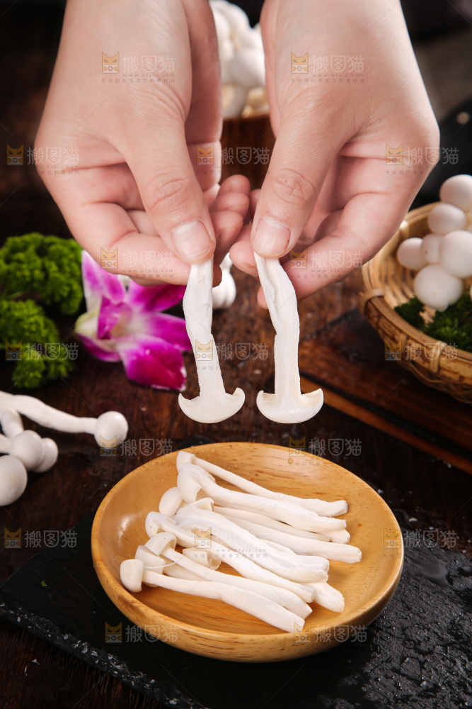 深底上的白玉菇