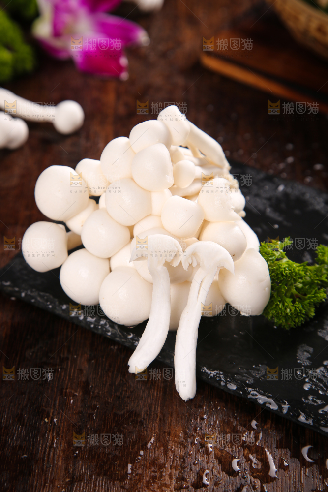 深底上的白玉菇