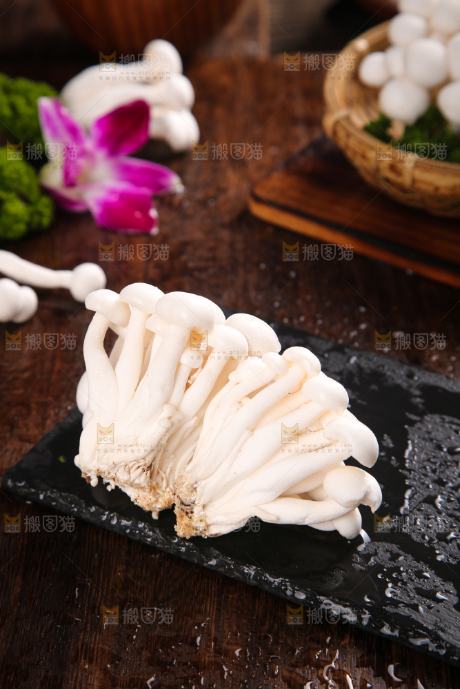深底上的白玉菇