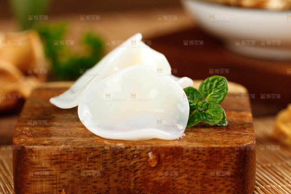 木底上的白木耳