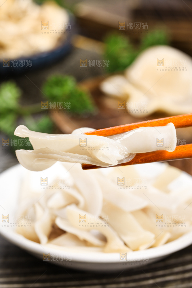 木底上的白木耳