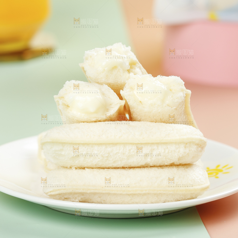 彩底上放着一盘乳酸菌面包