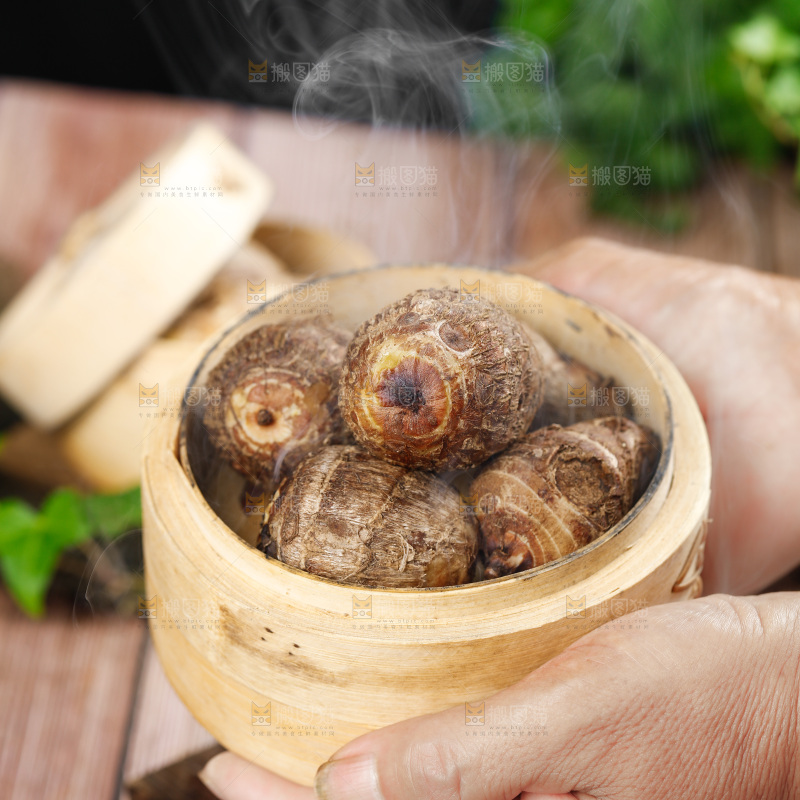 手上端着一笼牛奶小芋头