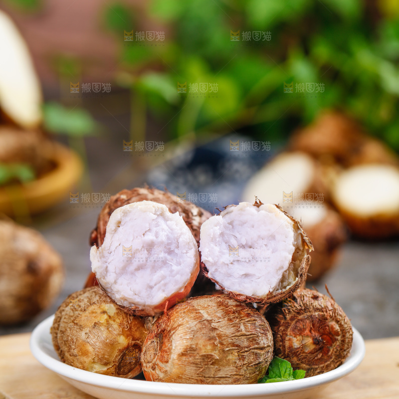 木板上放着一盘小芋头