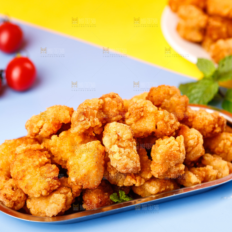 紫色底上放着一盘盐酥鸡米花