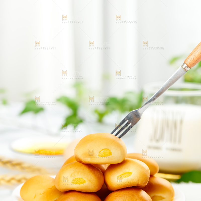 白石底上一盘一口小面包