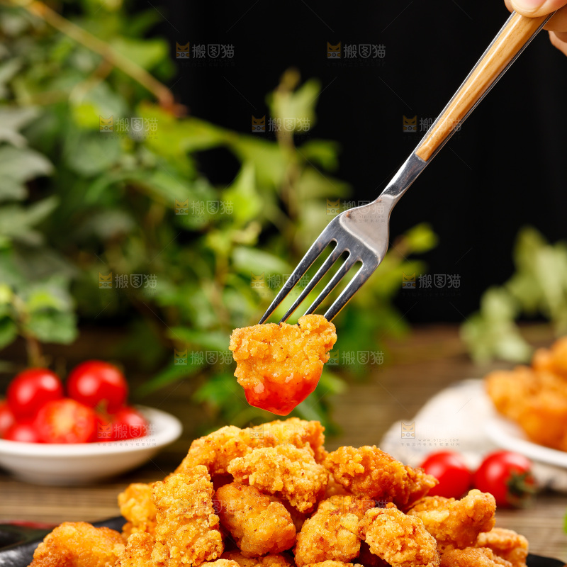 叉子上插着沾番茄汁的鸡米花