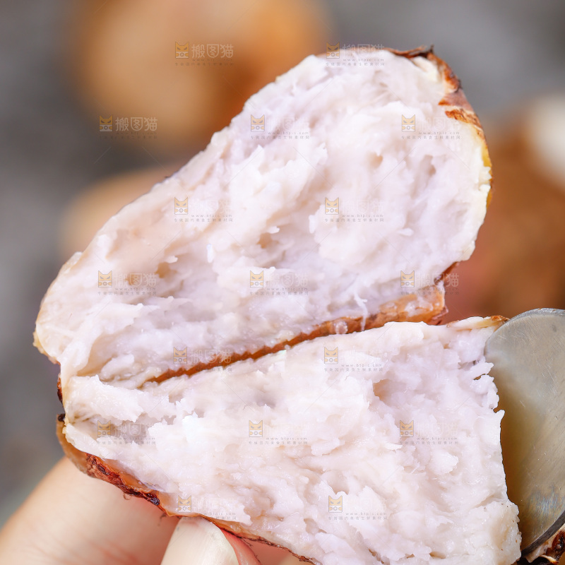 手上拿着小芋头