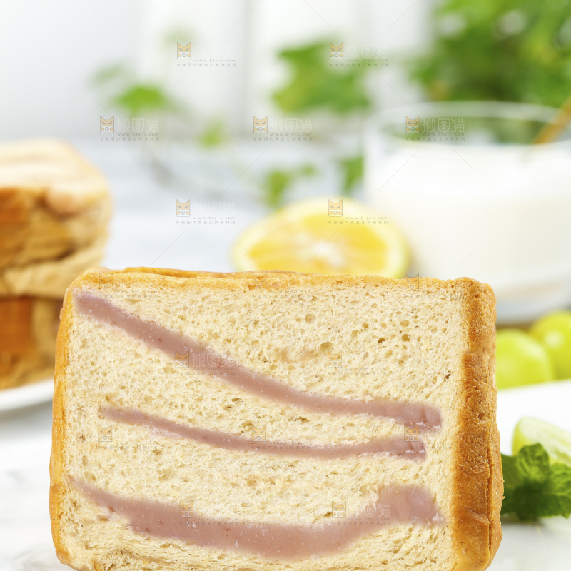 白石板上的粗粮双料吐司