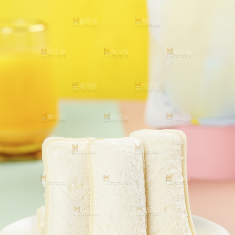 彩底上放着一盘乳酸菌面包