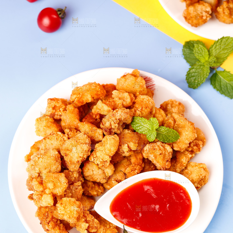 紫色底上放着一盘盐酥鸡米花