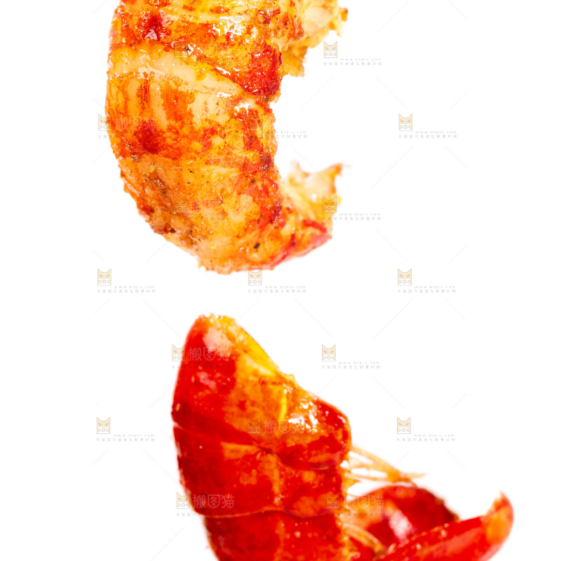 白底上放着熟食的虾尾