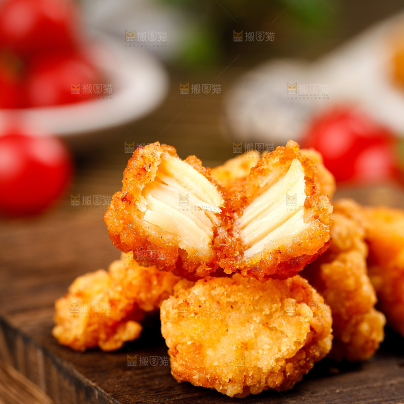 木板上放着盐酥鸡米花