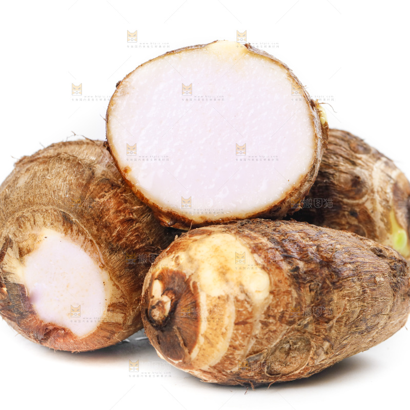 白底上放着一堆新鲜小芋头