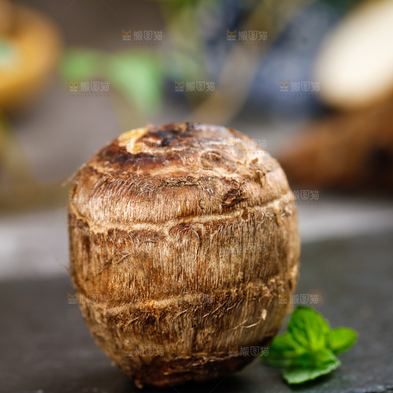 黑底上的荔浦毛芋头 