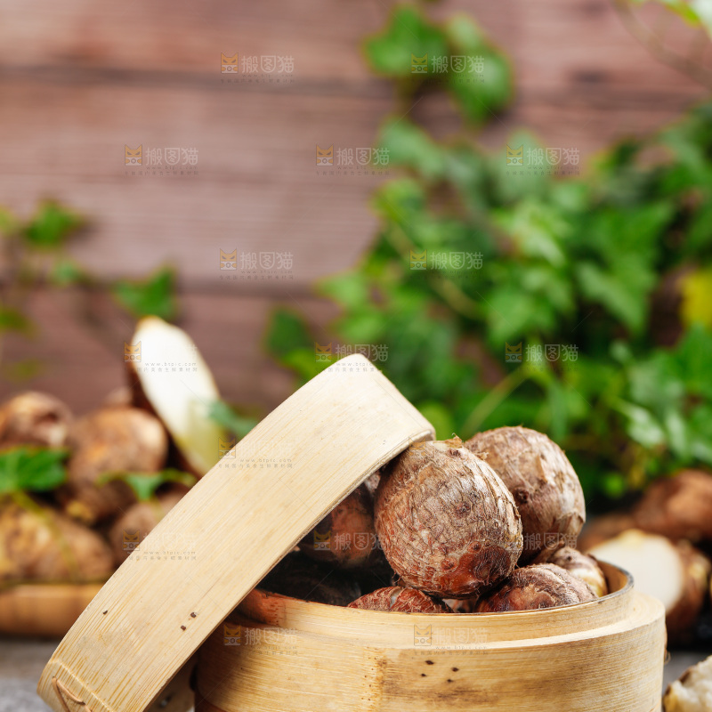 黑底上放着一笼云南牛奶小芋头