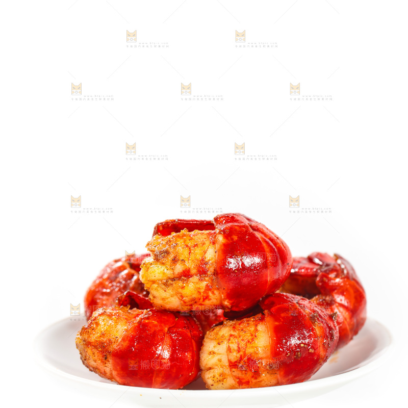 白底上放着一盘龙虾虾球
