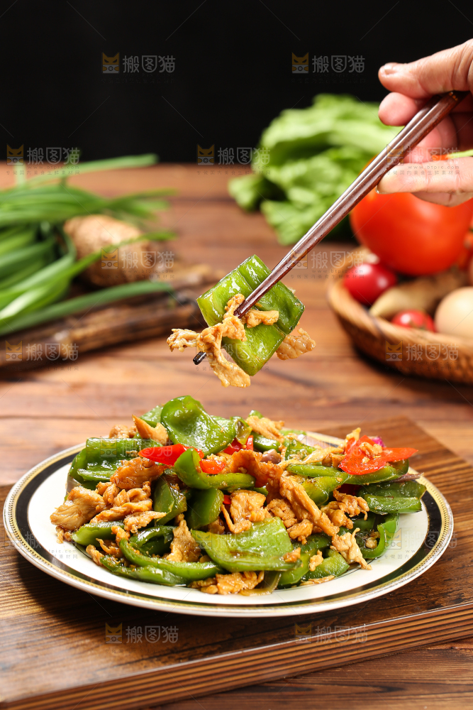 盘子里的青椒炒肉丝