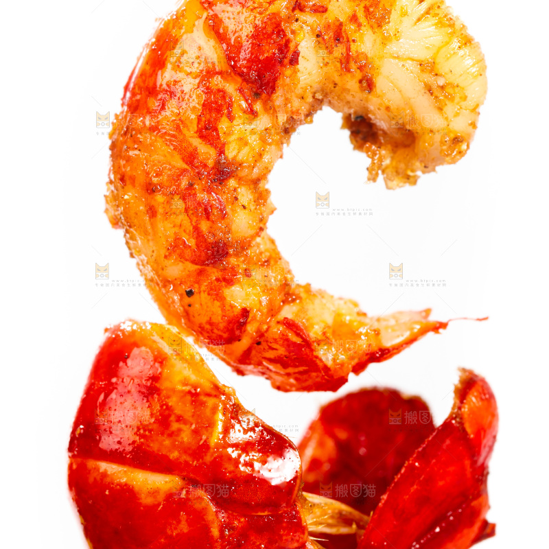 白底上放着熟食的虾尾