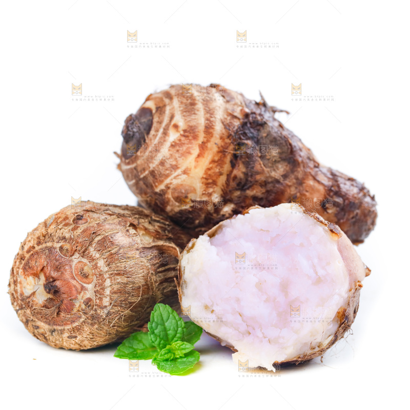 白底上放着熟的牛奶芋头