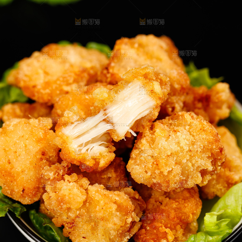 黑底上放着一盘油炸鸡米花