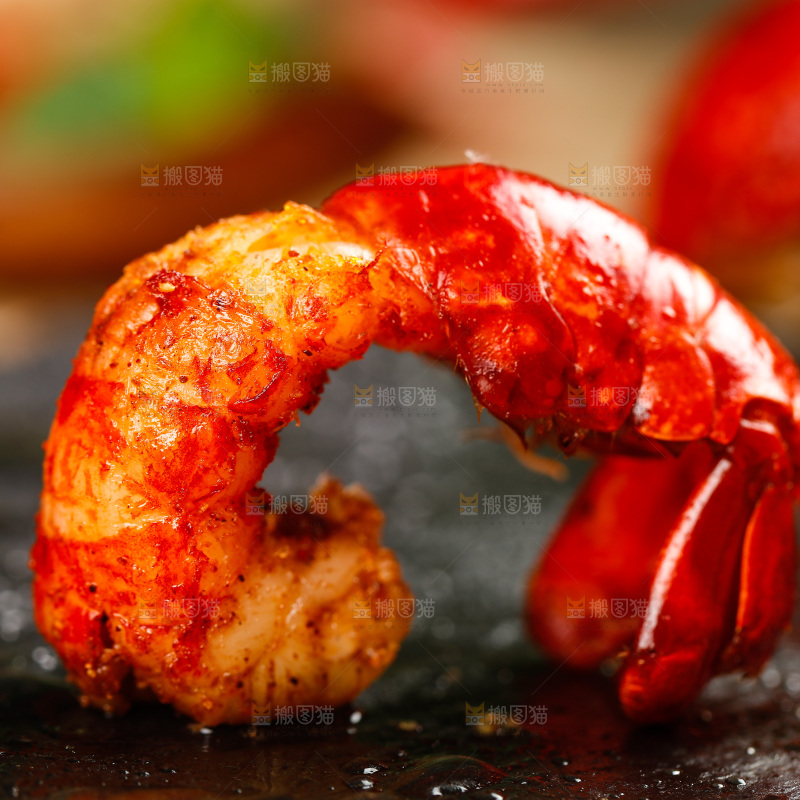 黑底上即食的虾尾