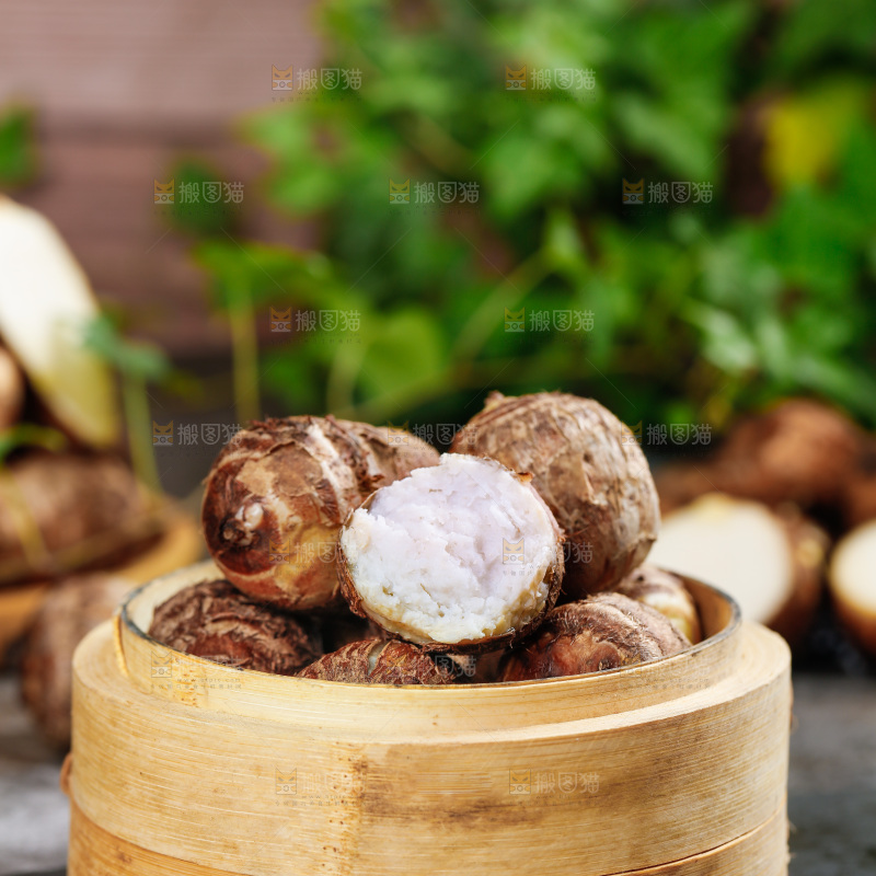 黑底上放着一笼云南牛奶小芋头