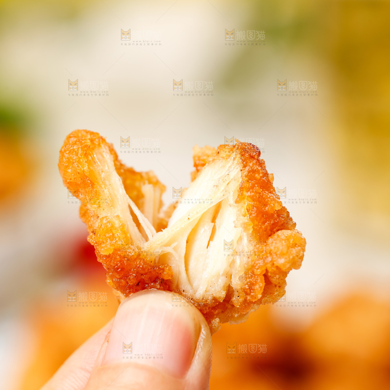 手上拿着鸡柳