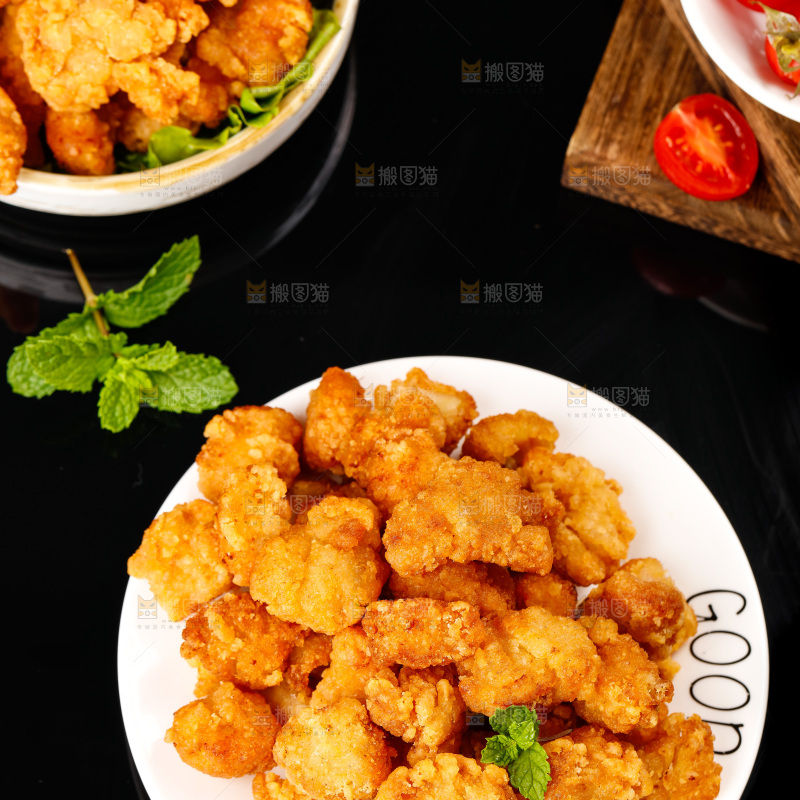 黑底上放着一盘油炸盐酥鸡