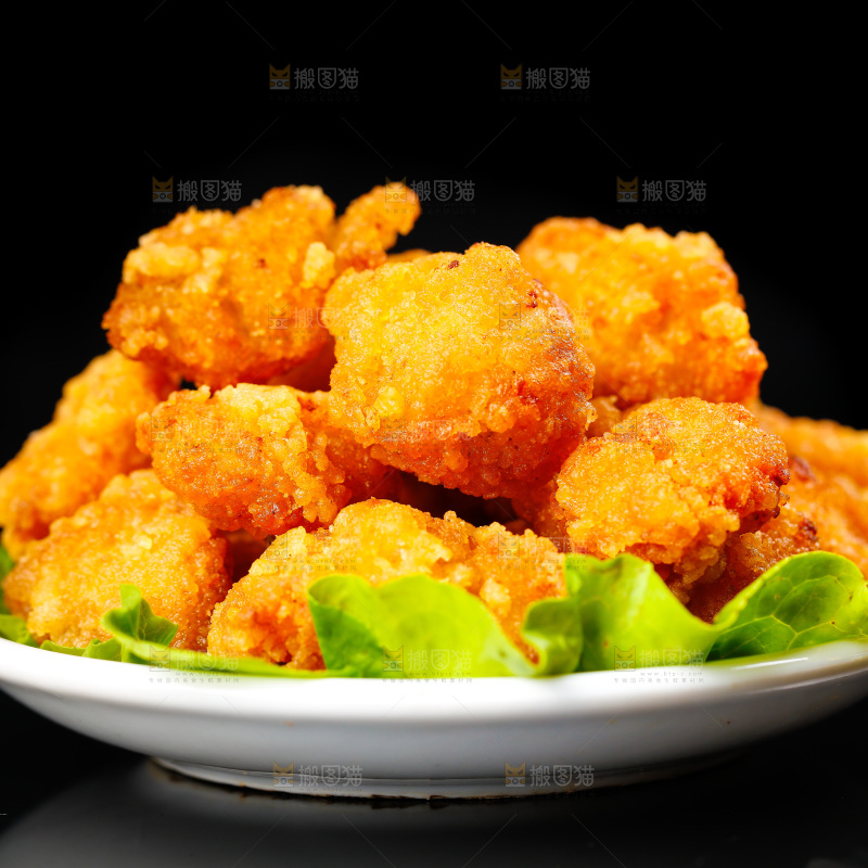黑底上放着一盘香酥鸡米花