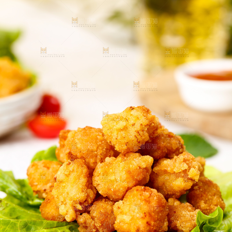 菜叶子上放着一堆油炸鸡米花