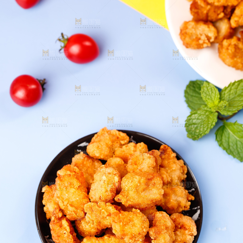 紫色底上放着一盘盐酥鸡米花