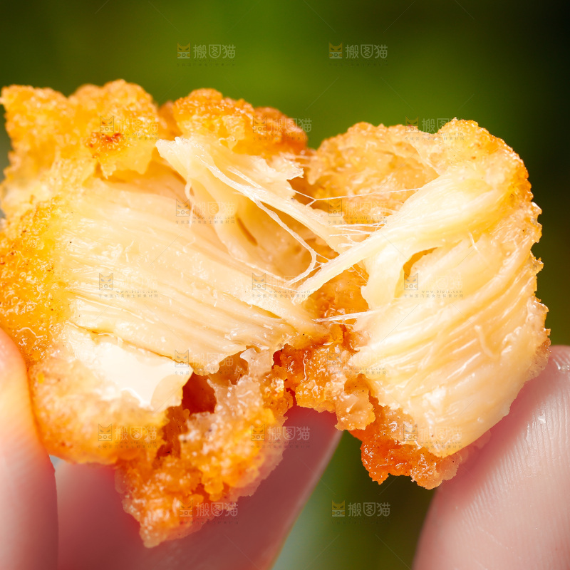 手上端着鸡米花