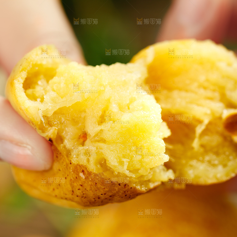 手上拿着枣子