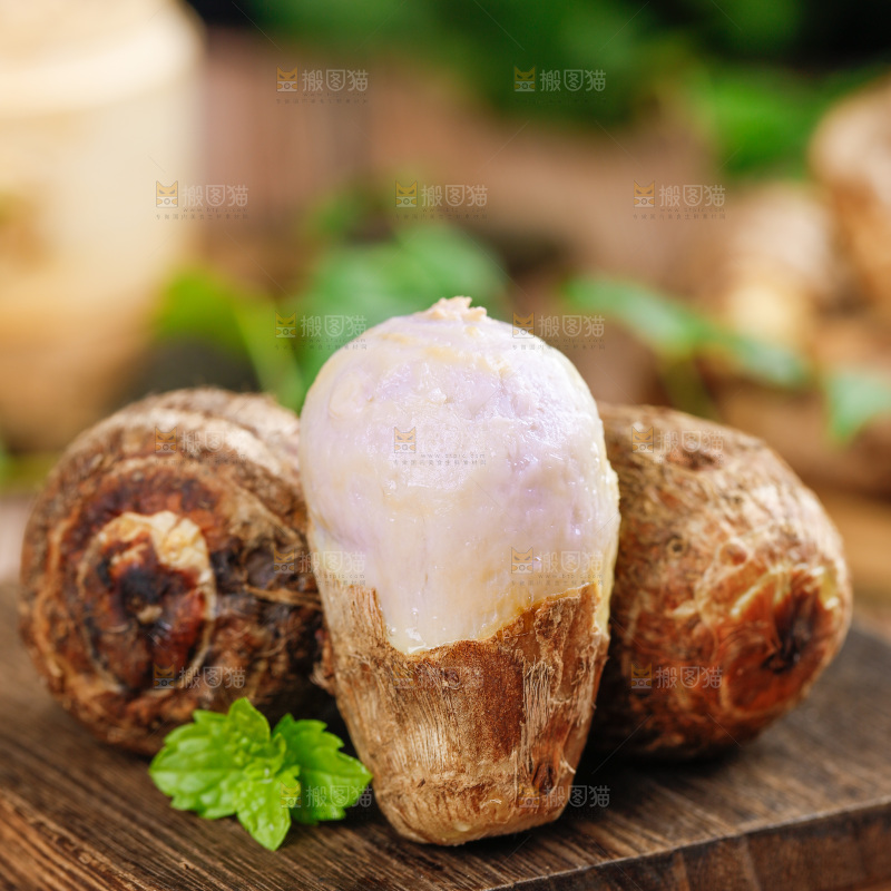 木板上一堆牛奶小芋头