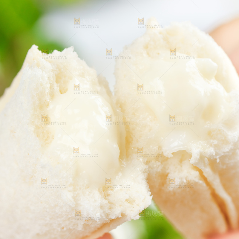手上拿着乳酸菌小口袋面包