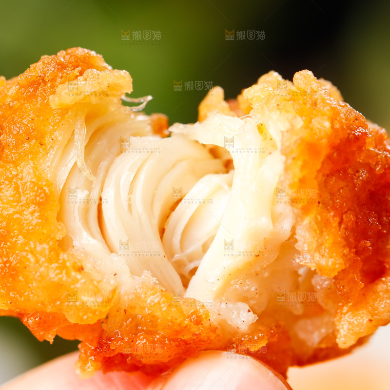 手上拿着鸡米花