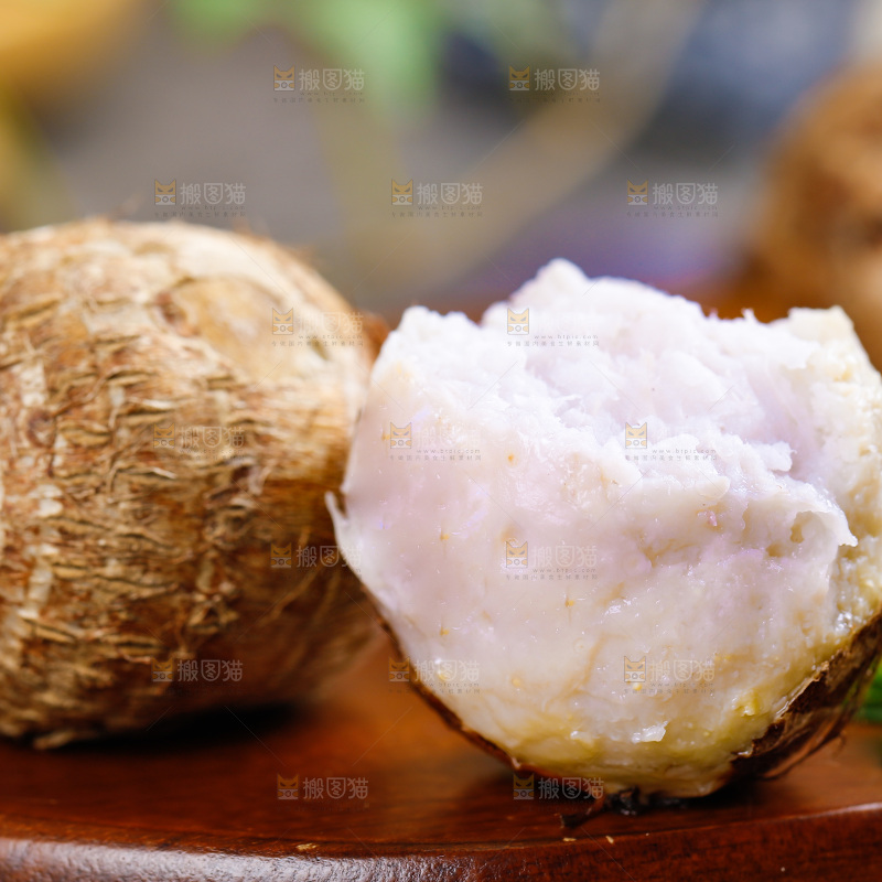 木板上的牛奶小芋头