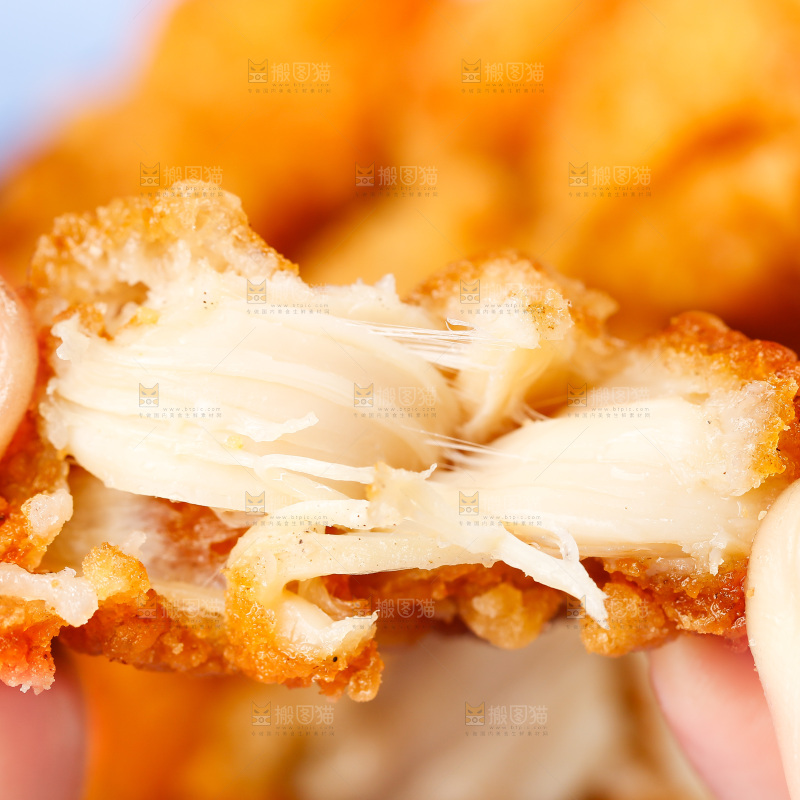 手上拿着盐酥鸡