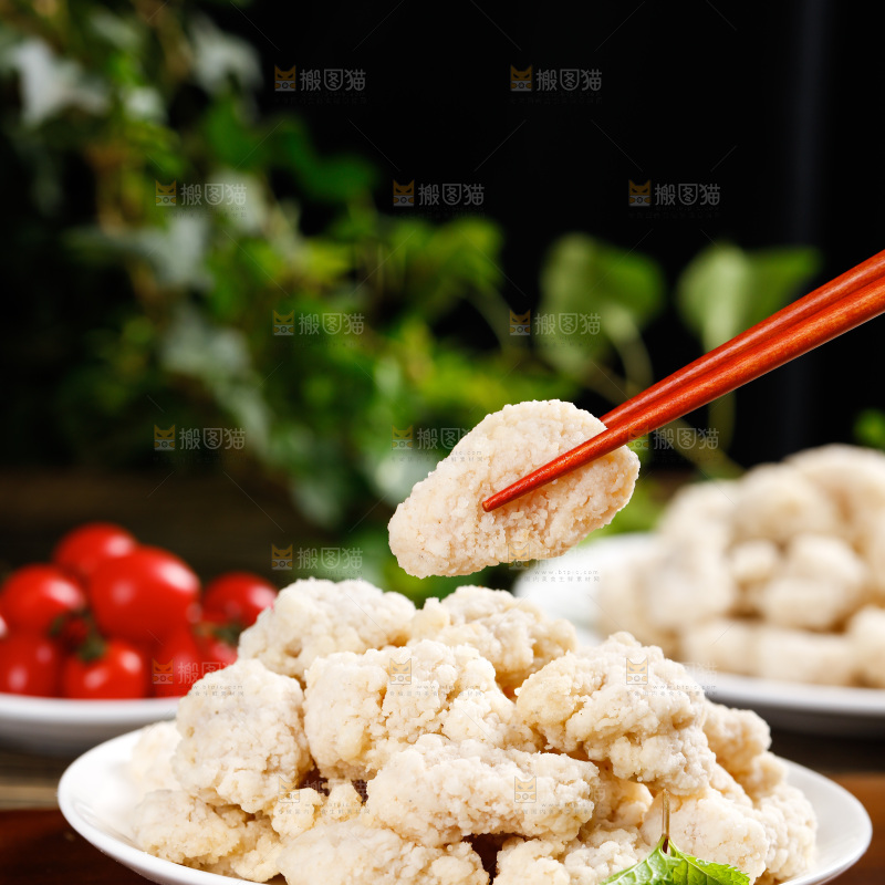 筷子上夹着鸡块