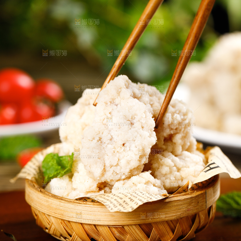 筷子上夹着鸡块