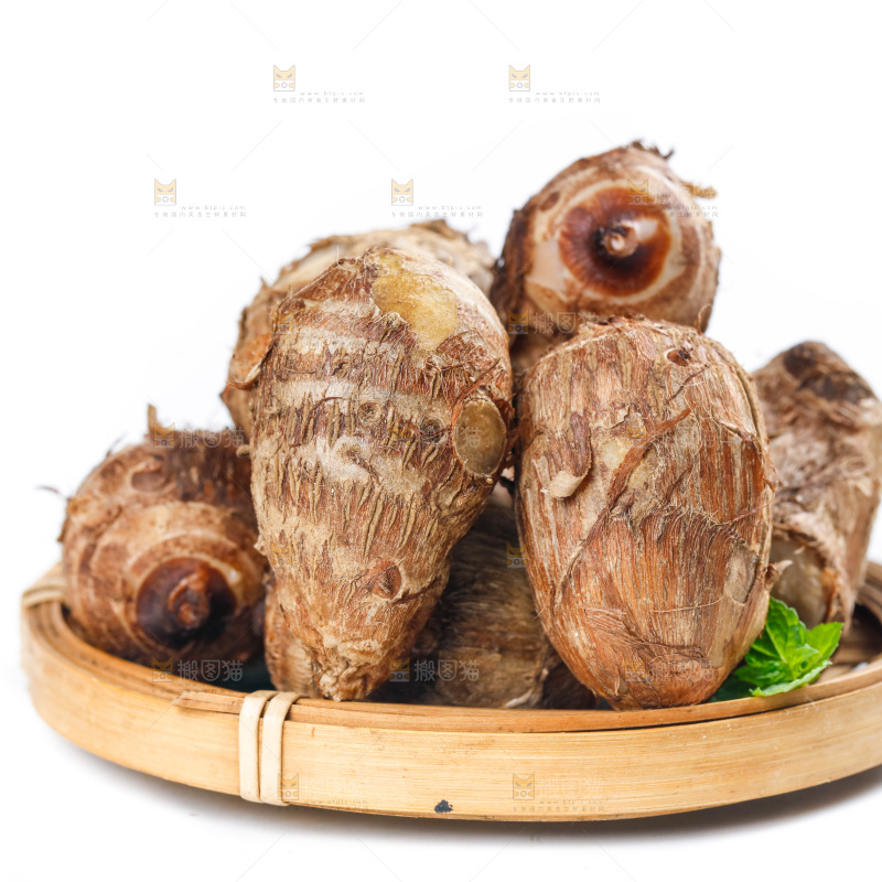 白底上篮子里的牛奶小芋头