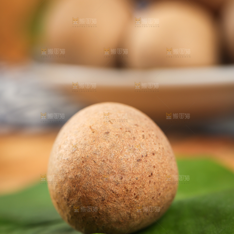 彩底上放着一盘圆柿饼