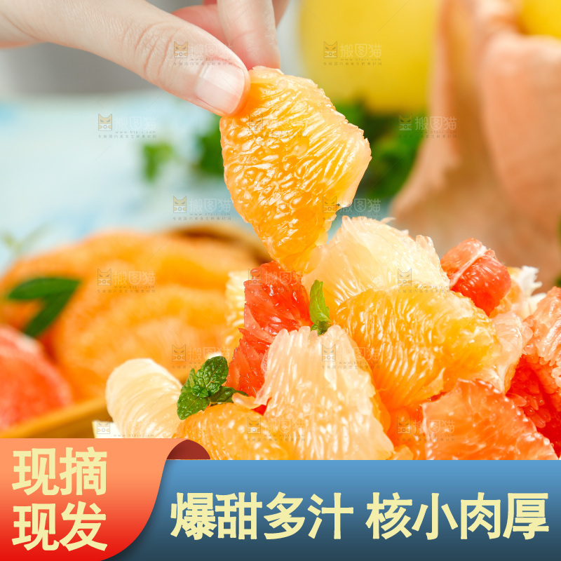 浅蓝底上一盘三色柚子