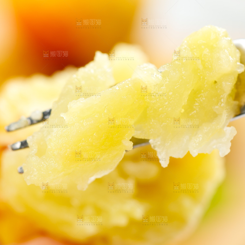 叉子上插着蒸熟的冬枣