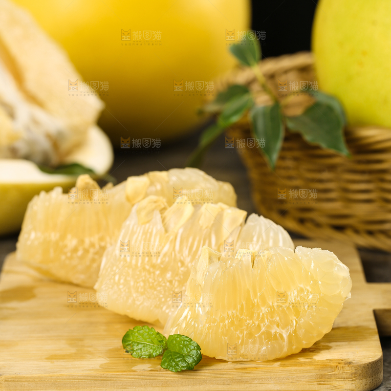 木板上放着沙田柚果肉