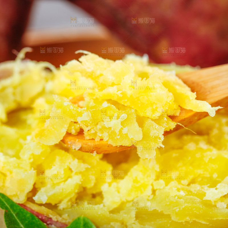 勺子上挖着熟的板栗蜜薯