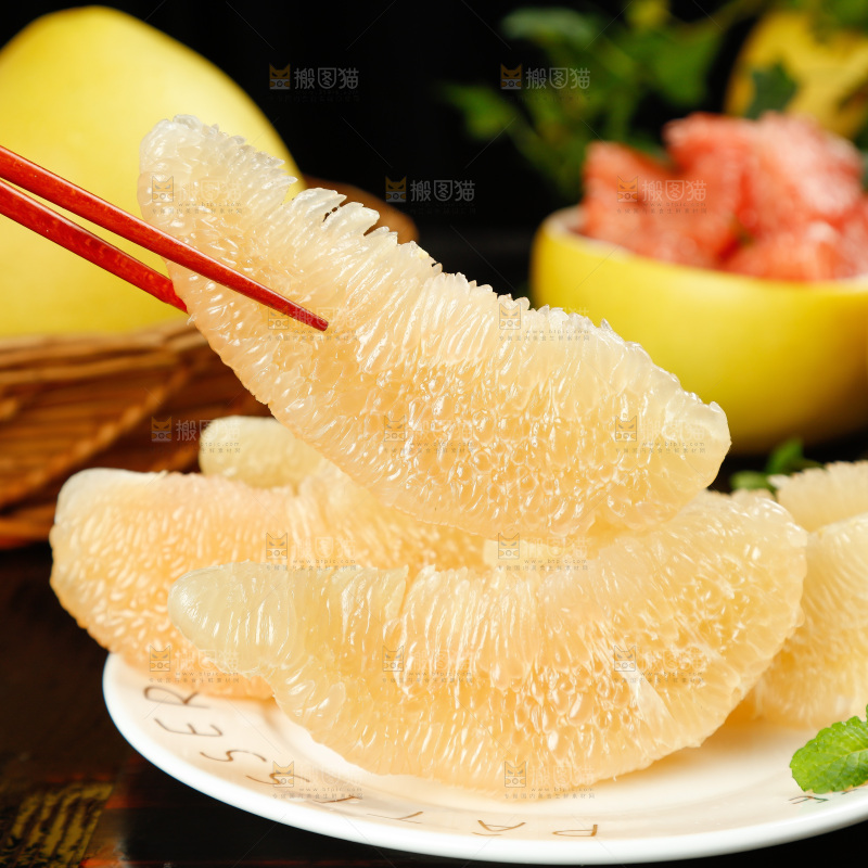 筷子上夹着白肉蜜柚果肉
