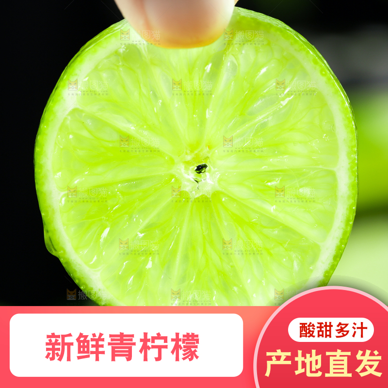 手上拿着无籽青柠檬