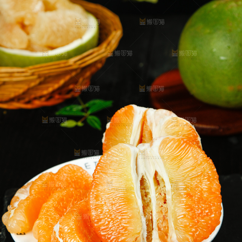 黑底上放着一盘泰国金柚果肉